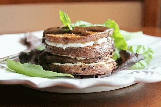 Photo Grilled puff appetizer of potatoes and goat cheese