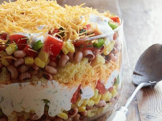 Photo Mexican Puff Salad with Cornbread and Beans
