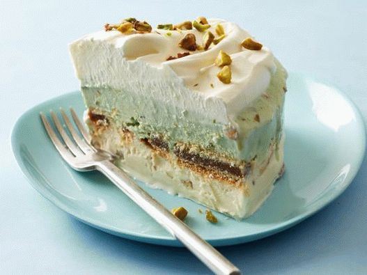 Photo Puff ice cream cake with pistachios and figs