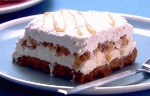 Photo Puff ice cream cake with hazelnuts and caramel