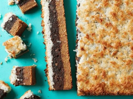 Photo Puff pastry from peanut cookies, brownie and macaroon