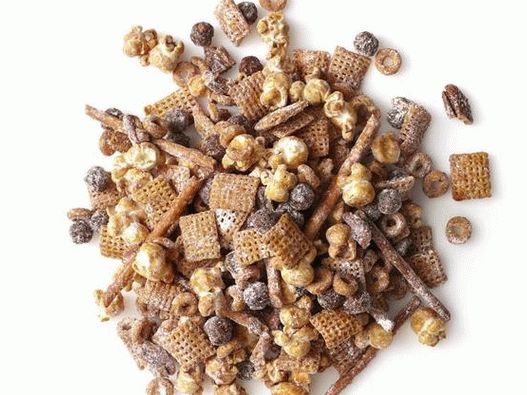 Photo A mixture of praline and chocolate flavored snacks
