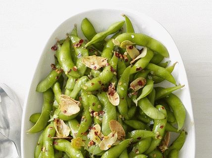 Photo edamame soybeans in pods with fried garlic