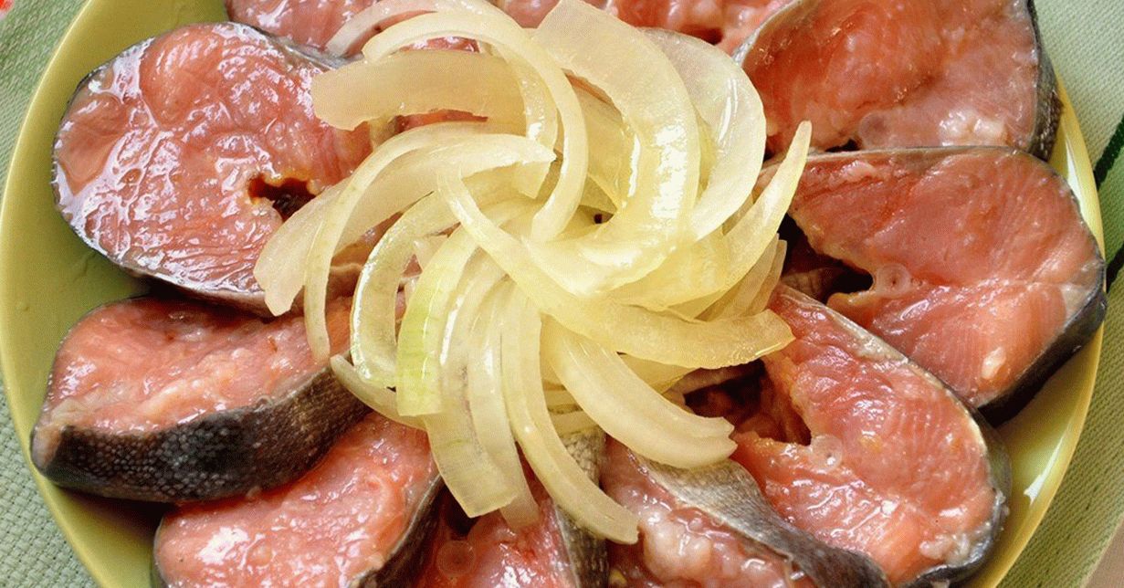 Salted pink salmon with onions