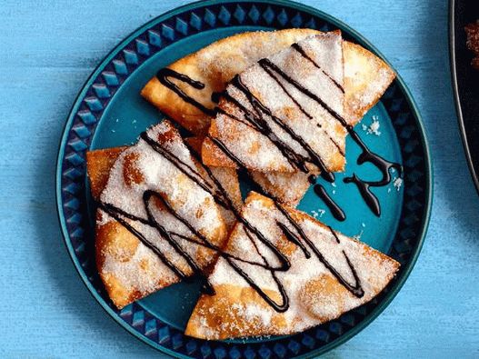 Photo Sopapiyas with chocolate sauce