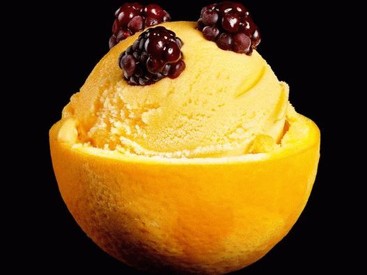 Photo Sorbet with blackberry in orange cups