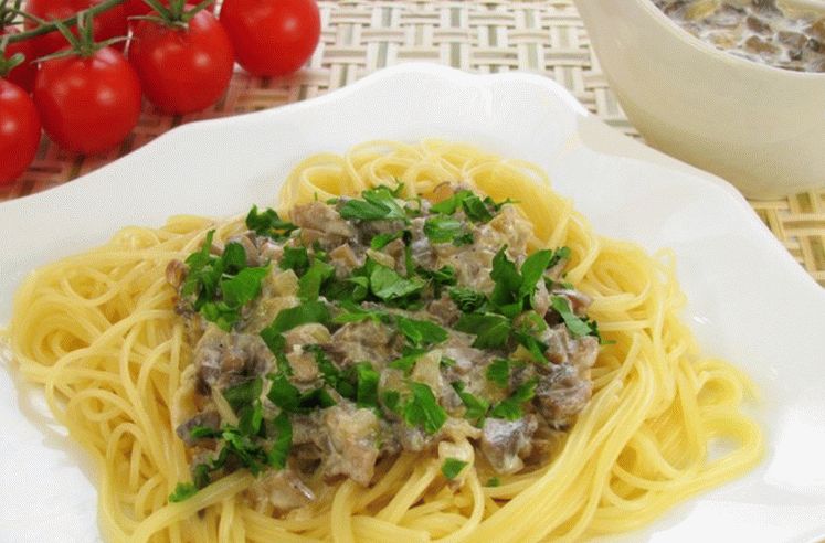 Spaghetti with mushroom sauce