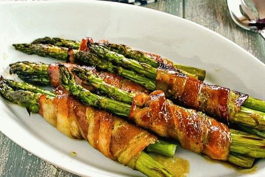 Grilled asparagus wrapped in bacon
