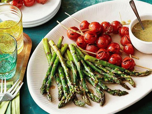 Photo Asparagus and grilled tomatoes with honey mustard sauce