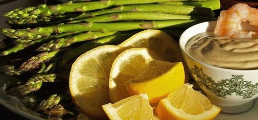 Photo Asparagus with wasabi and mayonnaise dip sauce