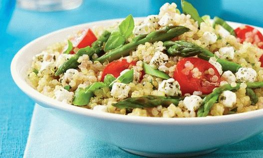 Photo Asparagus with quinoa salad and olives vinaigrette