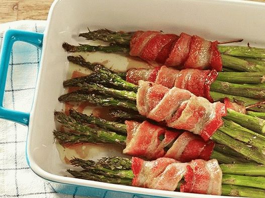 Photo Asparagus wrapped in bacon