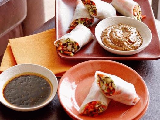 Photo Spring rolls with fresh vegetables and two dip sauces