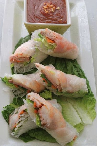 Photo Spring rolls with pork and shrimp (Goi kuon) with peanut sauce (Nuok Leo)