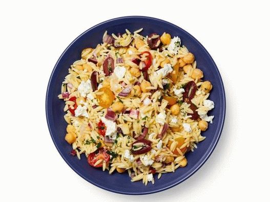 Photo Mediterranean salad with orzo paste
