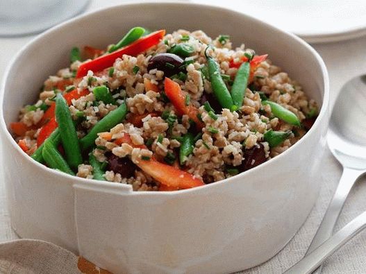 Photo Mediterranean salad with spelled