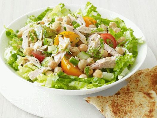 Photo Mediterranean salad with tuna