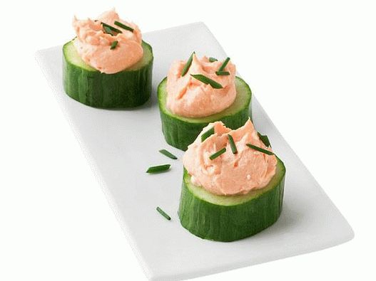 Photo Glasses of cucumbers with cream of smoked salmon