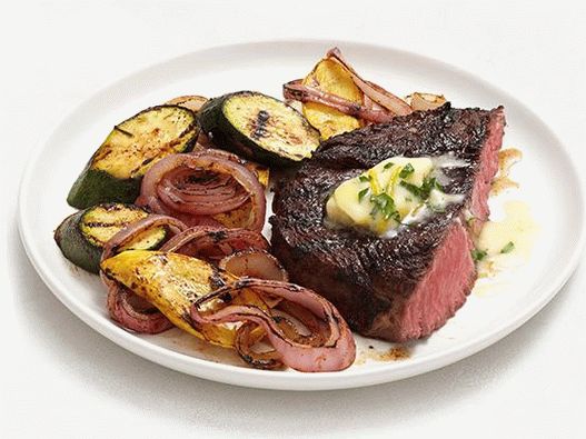 Photo Grilled steak with vegetables and lemon spicy oil