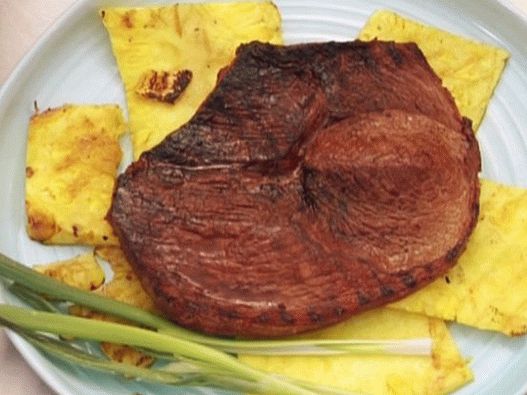 Photo Grilled steak marinated in teriyaki sauce with pineapple