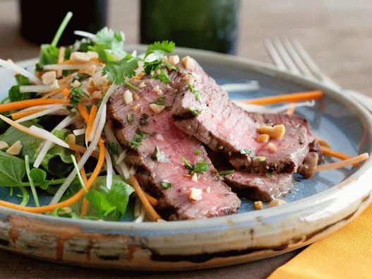 Photo Grilled Steak with Papaya Salad
