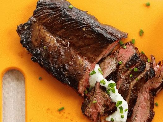 Photo Grilled steak with horseradish sauce and chives