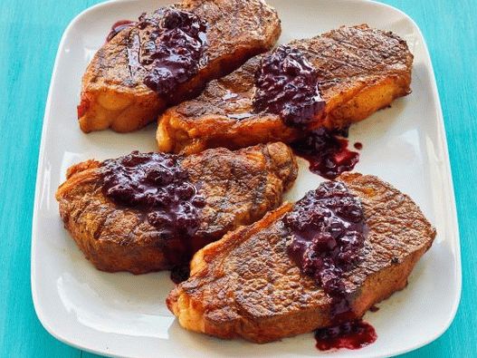 Photo Grilled steak with barbecue berry sauce