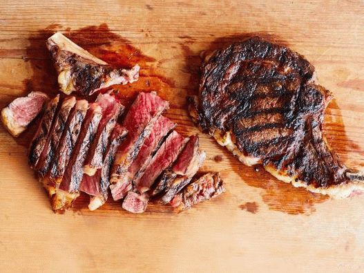Photo Ribeye Steak marinated in garlic, chili and oregano