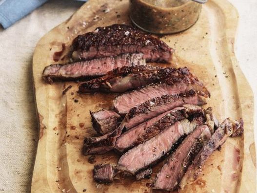 Photo grilled ribeye steak with fire salsa