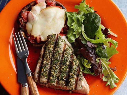 Photo Tuscan steaks and stuffed mushrooms on the grill in Tuscan style