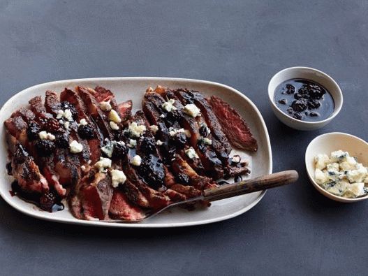 Photo Ribeye steaks with wine and berry sauce and blue cheese