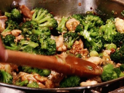 Photo Stir-fry chicken and broccoli with sweet sauce