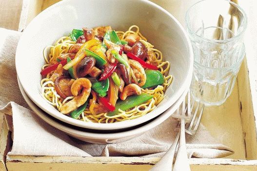 Photo Stir-fry chicken with noodles Ramen