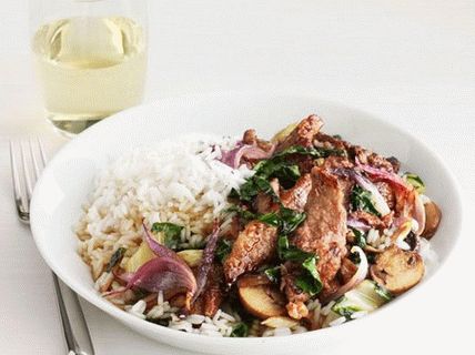 Photo of steer-fry with beef, mushrooms and chard