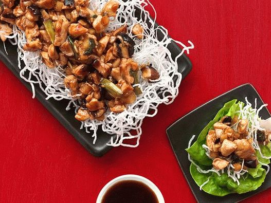 Photo Steer-fry with chicken, vegetables, glass noodles and lettuce