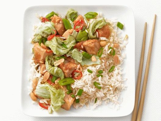 Photo of a steer-fry with chicken and peanuts