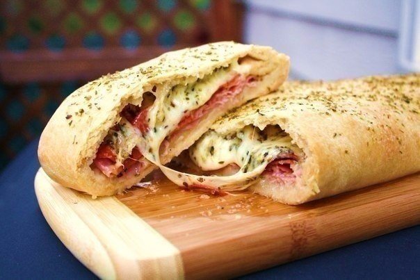 Stromboli (pizza roll)