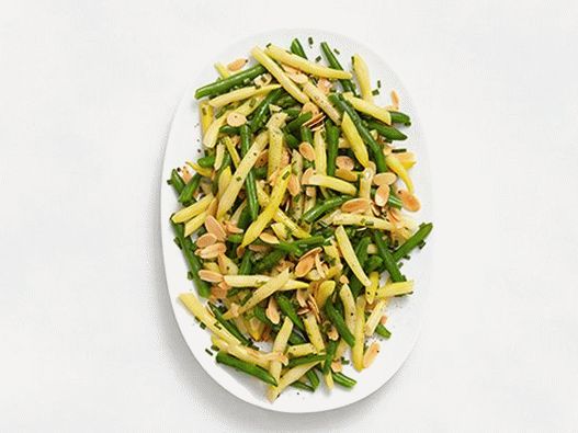Photo Green beans fried in butter with almonds