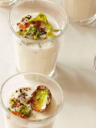 Photo Soup puree from cauliflower and Brussels sprouts with salmon caviar