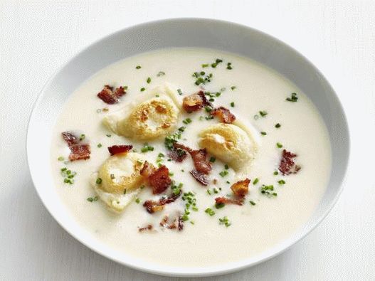 Photo Mashed potato soup with fried bacon and dumplings