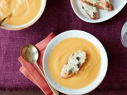 Photo Muscat pumpkin soup puree with crostini and fountain cheese