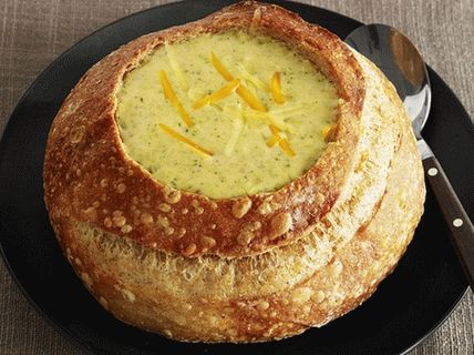 Photo Soup with broccoli and cheddar cheese in bread