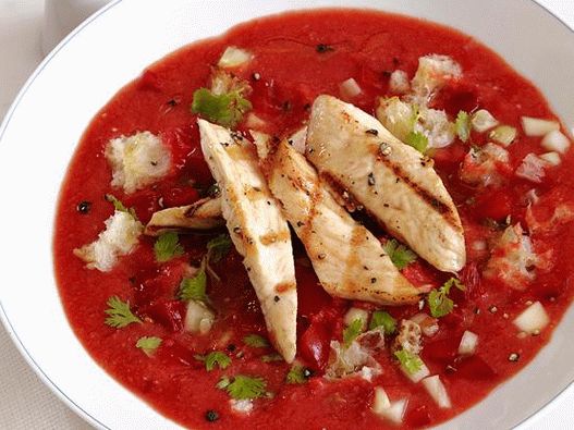 Photo Gazpacho soup with fried chicken in lime juice