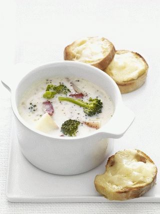 Photo Broccoli soup and toasted cheddar cheese