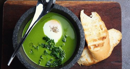 Photo Watercress soup with whipped cream with whiskey