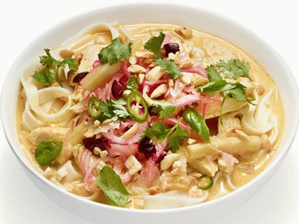 Photo Curry Soup with Chicken, Peanuts and Pickled Vegetables