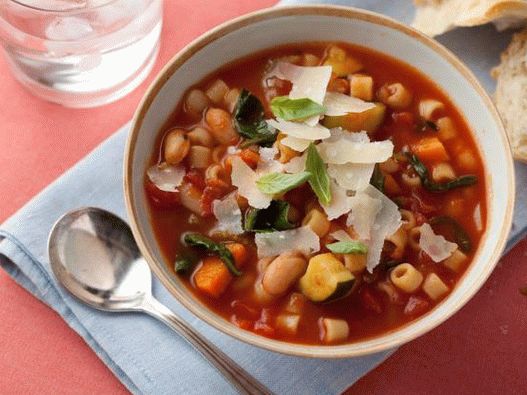 Photo minestrone soup in a slow cooker