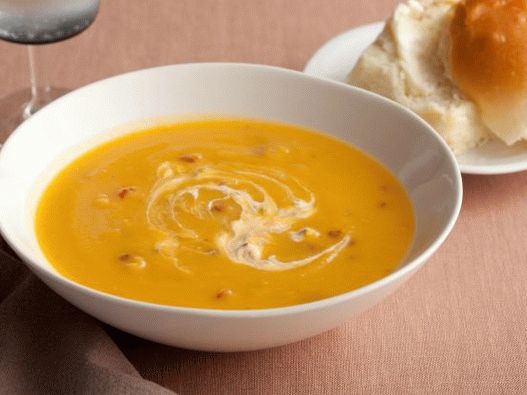 Photo Soup of nutmeg pumpkin puree with chipotle sauce