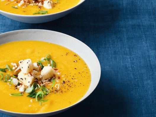 Photo Soup of mashed baked nutmeg pumpkin with curry