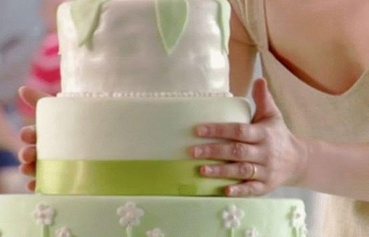 Photo Wedding Cake with White Chocolate and Berries